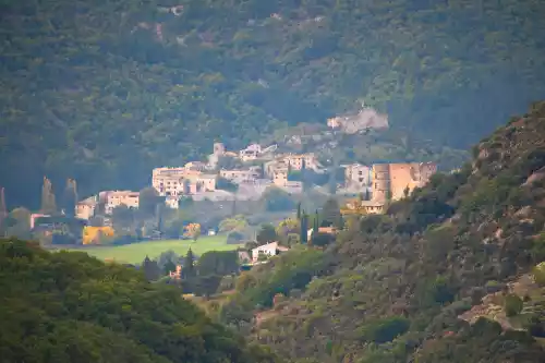 Le chateau Dupuy Montbrun et celui de Reilhanette au fond