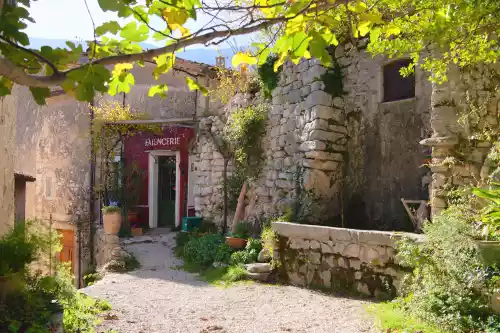 Fontaine et atelier de faience à Brantes (84)